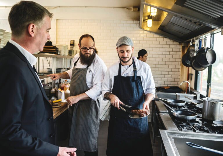 Chef prepara alimentos em uma cozinha profissional