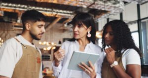 Gerente de restaurante reunido com a equipe para planejar a escala de trabalho