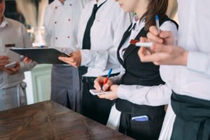 Gestor conversa com o chef e a equipe no restaurante