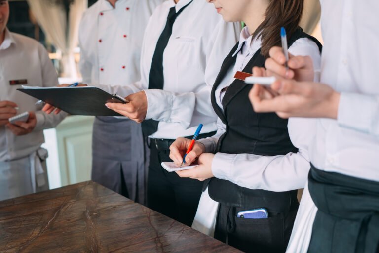 Gestor conversa com o chef e a equipe no restaurante