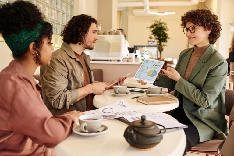 Gestores avaliando dados de demanda e capacidade do restaurante em um tablet